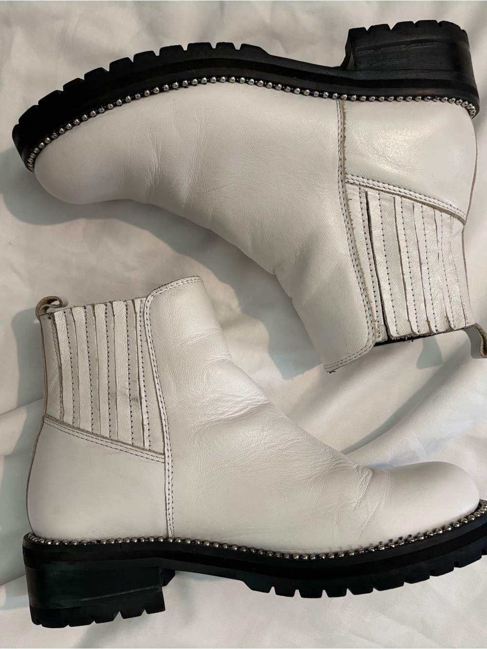 Steve Madden White Leather Chelsea Booties with Studded Sole GUC SZ8